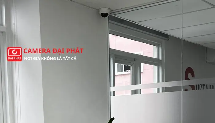 Vị trí lắp camera trước cửa văn phòng, đảm bảo quan sát nhân viên ra vào